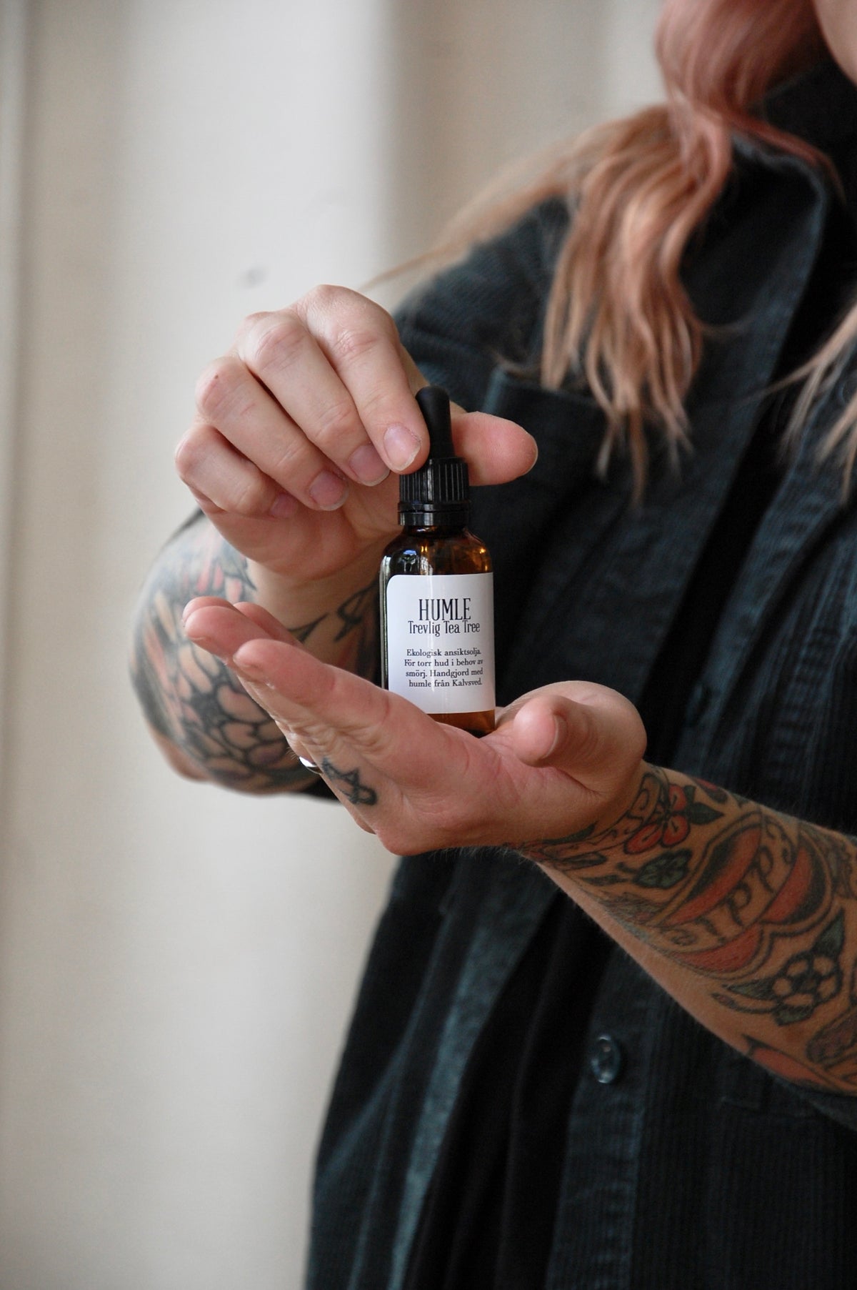 HUMLE Ansiktsolja Trevlig Tea Tree, tea tree-ansiktsolja som doseras med pipett i handen