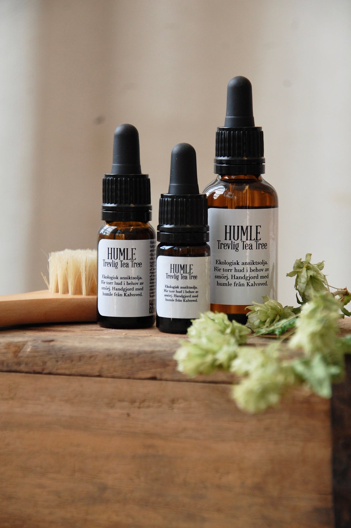 HUMLE Ansiktsolja Trevlig Tea Tree, ansiktsolja med tea tree i tre pipettflaskor och humlekottar