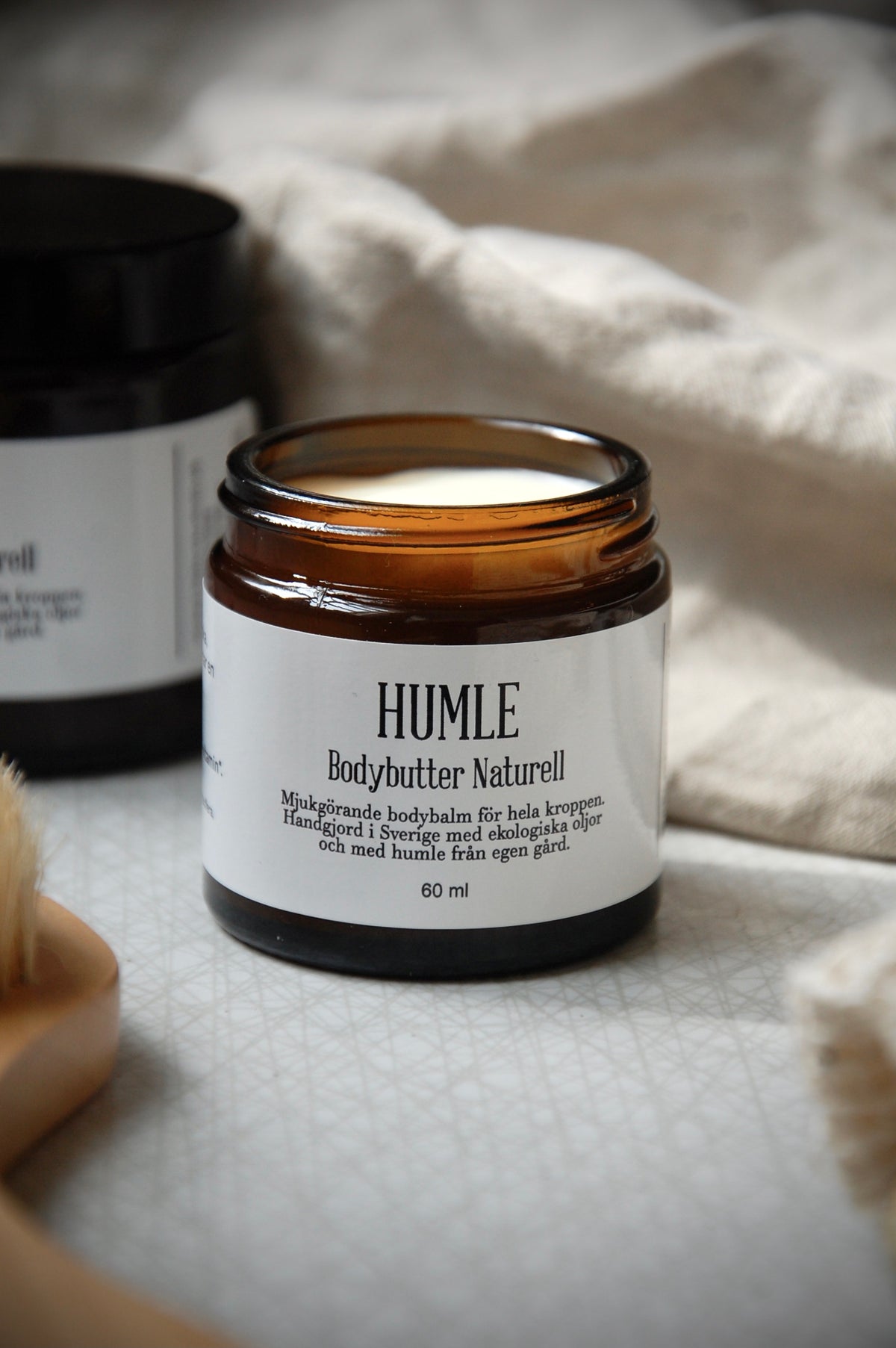 HUMLE Body Butter Naturell, öppen burk doftfritt kroppssmör på linnetyg